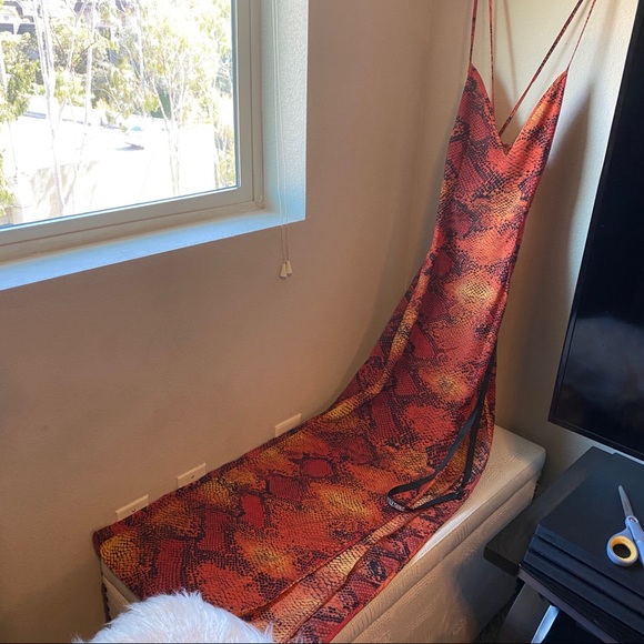 PRETTYLITTLETHING Orange Snakeprint SlitMaxi Dress - Picture 8 of 8